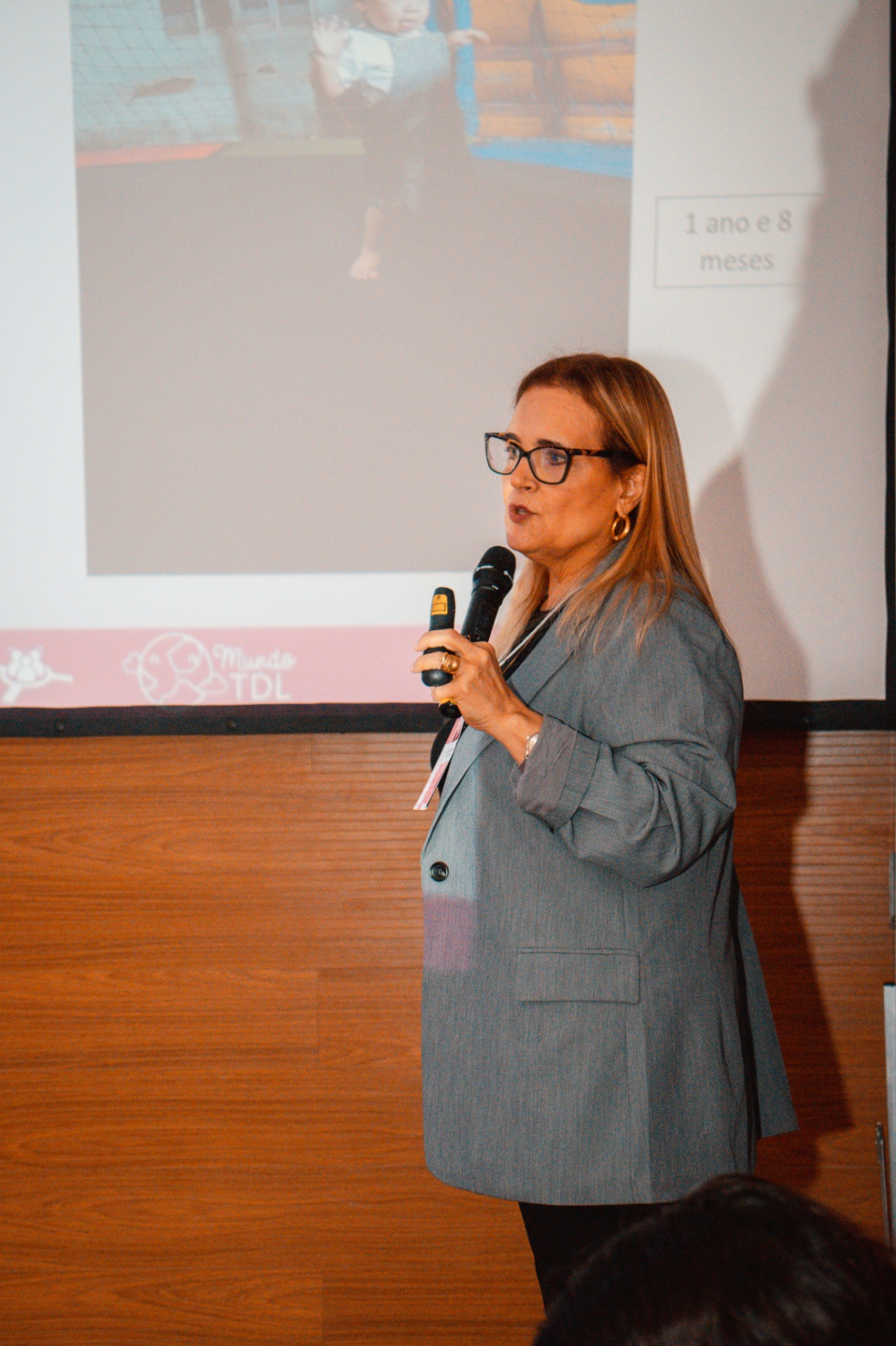 Elisabeth Campos ministrando aula prática